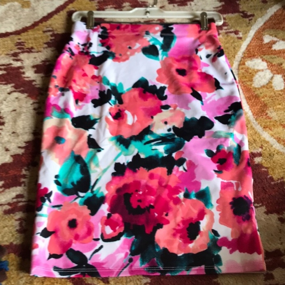 Floral pencil skirt. So cute!
